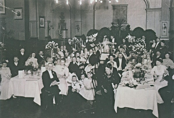 Hochzeit im Jahr 1906 im Tanzsaal Sander. 1908 wird aus dem Tanzsaal das Apollo mit 300 Plätzen. Foto: Familie ter Horst